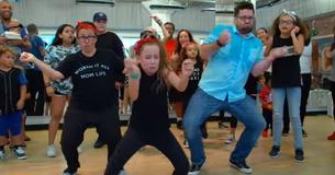 Invités par leur fille à assister à son cours de danse, un père et une mère surprennent tout le monde par leur habileté