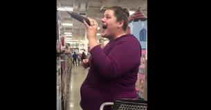 Moeder wordt viral sensatie nadat ze spontaan karaoke zingt bij de Discount Store