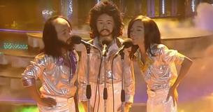 Habillés exactement comme le groupe pop, ces 3 jeunes garçons chantent et rendent hommage aux emblématiques Bee Gees