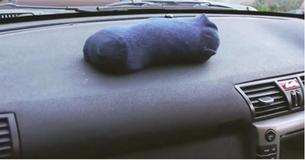 Este invierno, si observas un calcetín en el salpicadero de un auto, esto es lo que significa