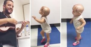 Camera's filmen hoe een schattig klein meisje de dokter die tegen patiënten zingt volgt