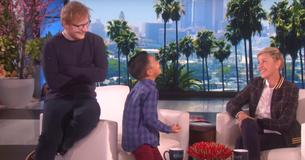 Un garçon de 8 ans est en train de chanter une chanson d'Ed Sheeran pour Ellen et ne se doute pas que le chanteur est juste derrière lui