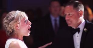 Durante il ballo tra padre e figlia, il padre sorprende la sposa facendole notare chi c'è sul palco