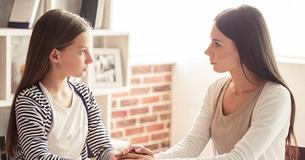 Nieuw onderzoek bevestigt dat dit irritante 'moedertrekje' hun dochters succesvoller maakt