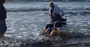 90-jarige moeder gaat voor de eerste keer naar het strand en dochters zijn getuige van een wonder dat viral gaat