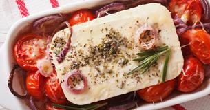 Feta aus dem Ofen mit saftigen Tomaten und Rosmarin