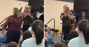 Moeder in tranen als leraar de microfoon van haar zoon afpakt tijdens schoolvoorstelling