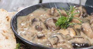 Deftiges Pfannengericht mit Rinderfilet und Pilzen