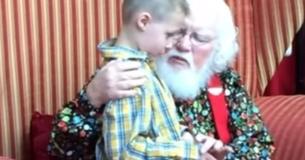 Après que ce garçon autiste avoue sa "faute", le Père Noël le serre dans ses bras et lui dit quelques mots de réconfort