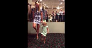 Une petite fille de 2 ans réussit à merveille une adorable performance de danse irlandaise ; elle ne rate pas un seul pas  