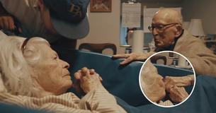 Un homme de 105 ans rend visite à sa femme de 100 ans à l'hôpital pour célébrer leur 80ème anniversaire de mariage, en présence de toute la famille stupéfaite