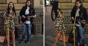 Une femme étrangère s'amuse avec un artiste de rue et chante " Hallelujah ", sa voix rend tout le monde abasourdi