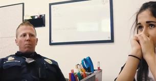 Il poliziotto prende il telefono della studentessa, e si rende conto che è stato ingannato