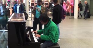 Une incroyable reprise d'"Amazing Grace" interrompt complètement les passants dans un centre commercial bondé