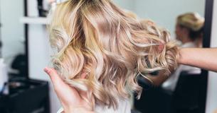 Der aktuellste Haartrend: Toasted Coconut Hair