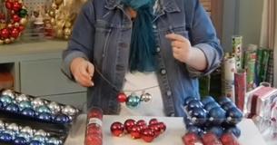 Door kerstballen aan een hanger te bevestigen, maakt ze een prachtige, budgetvriendelijke decoratie die je huis mooier zal maken