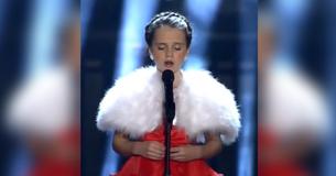 La voix céleste d'une jeune chanteuse fait taire tout le public du concert de Noël
