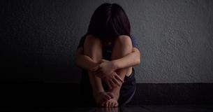 "Mijn vader doet mijn moeder pijn", zegt een meisje van 6 jaar oud tegen haar leraar, waarmee ze het leven van haar moeder heeft gered