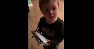 Un petit garçon essaie d'aider sa mère à faire ses courses, et fait finalement rire tout le monde sur internet