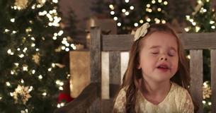 Cette fillette de 4 ans chantant une chanson de Noël préférée de tous les temps vous rendra les yeux larmoyants.
