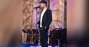 Andrea Bocelli's zoon warmt zich backstage op met een cover van "Love Me Tender", en doet overal op het internet harten smelten