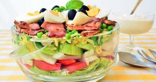 Gesund mal anders: Schichtsalat mit Porree und Obst