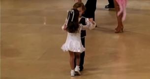 Prachtige koppels verzamelen zich op de dansvloer, maar deze kleine dansers stelen pas echt de show