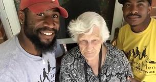 Un uomo fa notizia dopo aver tenuto d'occhio una donna per poi intervenire alla prima occasione
