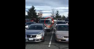Le propriétaire du chien capture un moment hilarant à la caméra après avoir laissé ce dernier dans la voiture pendant qu'il faisait les courses.