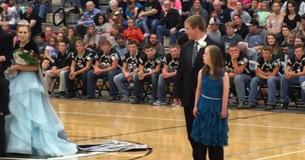 Schülerin mit Behinderung bewundert das Mädchen, das zur Homecoming Queen gekürt wurde und hat keine Idee, was diese vorhat