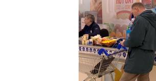 Bezorgde klanten zien een langzame kassa en staan versteld na het lezen van het bord