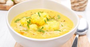 Deze ontzettend gezonde kokos-, gember-, bloemkool- en kurkumasoep zal je nieuwe favoriet zijn