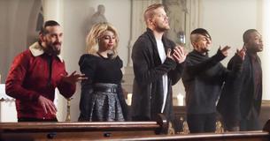Pentatonix die populaire kerstliedjes zingt in een lege kerk zal je kippenvel geven