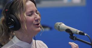 Deze adembenemende en vlekkeloze mash-up van "O Heilige Nacht" en "Hallelujah" zal je het gevoel geven dichter bij God te zijn