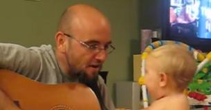 Un papa joue un morceau de Bon Jovi à sa petite fille qui démontre son appréciation et son talent caché