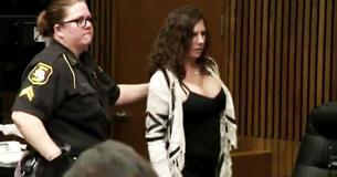 Madre de conductor ebrio se vuelve loca en la corte, la juez la mete en la cárcel y la sala la aplaude
