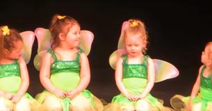 Des petites filles font rire aux éclats le public lors de leur récital de danse qui se solde en échec complet