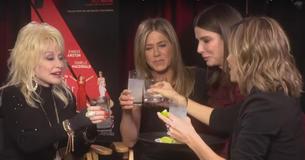 Sandra Bullock hat dieses Interview mit Jennifer Aniston und Dolly Parton auf die lustigste Art und Weise bereichert