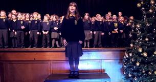 Una pequeña canta un hermoso homenaje de 'Hallelujah' y el público se conmueve hasta las lágrimas