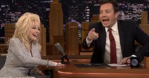 L'humour "cru" de Dolly Parton fait marrer le public et laisse Jimmy Fallon en état de choc