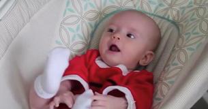 Regardez la belle réaction d'une petite fille à l'arrangement spécial fait par ses parents de la chanson "Jingle Bells"
