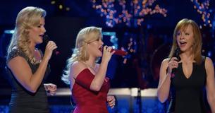 Kelly Clarkson singt gemeinsam mit Trisha und Reba eine magische Interpretation von "Silent Night" und verleiht dem Publikum Gänsehaut
