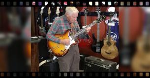 81-jarige gitarist verrast winkelpersoneel met een ongelofelijk, spontaan optreden