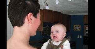 Na het horen van Michael Bublé op de radio, pakt grote broer baby op en laat de harten van iedereen smelten