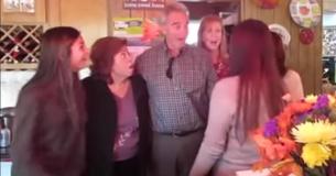 Une famille posant pour une photo de vacances, n'a aucune idée de qui se cache derrière la fille occupant la place vide jusqu'à ce qu'elle se retourne 