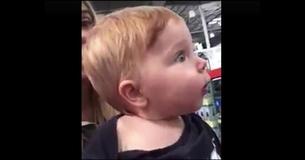 Reactie van baby op kerstversiering doet iedereen in de lach schieten