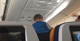 Une vidéo de la crise de colère d'un enfant lors d'un vol de 8 heures devient viral pour des raisons controversées