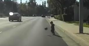 Après avoir aperçu un petit enfant sans surveillance au bord de la route à la poursuite de son ballon, un policier à la retraite décide d'intervenir