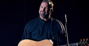 Garth Brooks a été ému jusqu'aux larmes pendant qu'il interprétait la toute nouvelle chanson qu'il a écrite pour sa femme