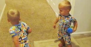 La réaction des jumeaux à la demande de leur mère "d'aller se coucher" est adorable et pas du tout " habituelle ".